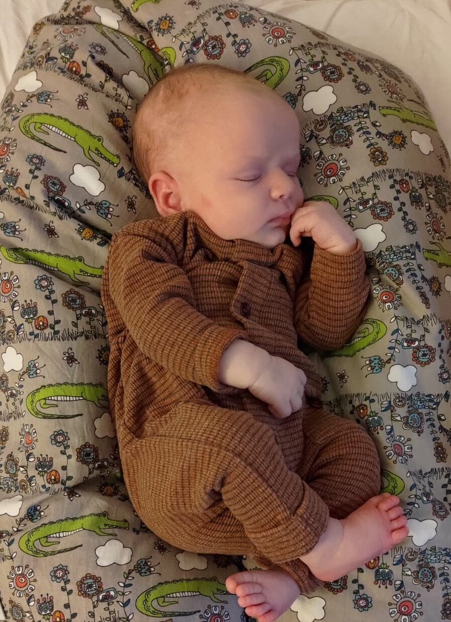 La piccola Liara dorme in un cuscino per bambini.