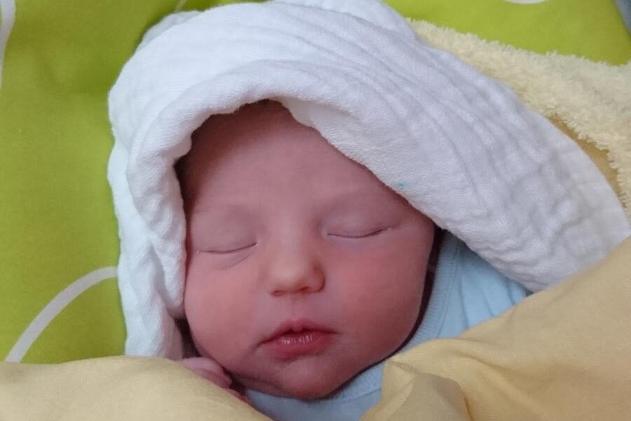 La piccola Stefanie dorme.