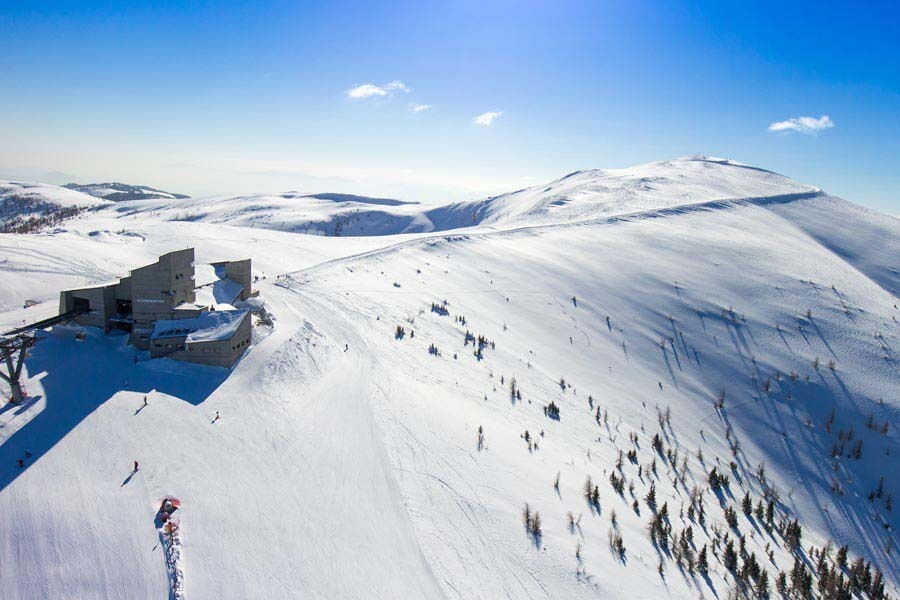 Moderne Unterkunft in schneebedeckter Berglandschaft für Wellnessurlauber und Skiurlauber