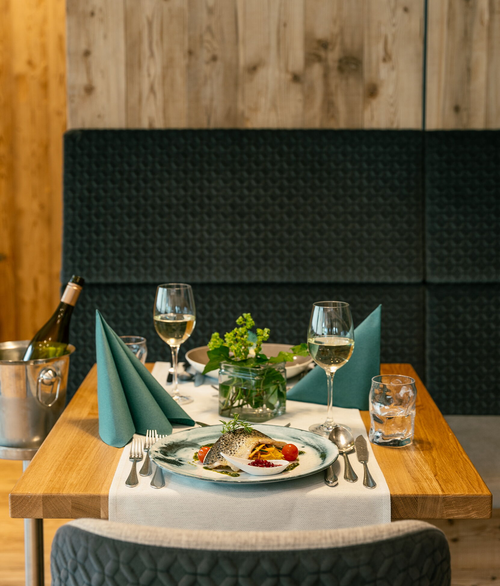 Elegante gedeckte Tafel mit Gourmetmahlzeit in einem Spa-Ambiente, bereit für den Genuss.