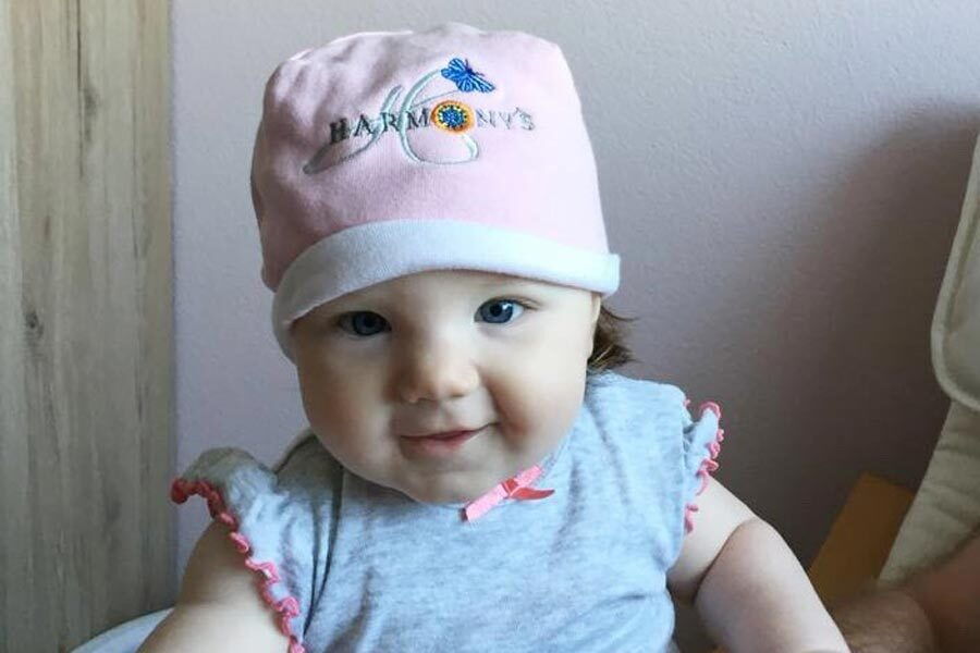 Baby Lina seduta e sorridente.