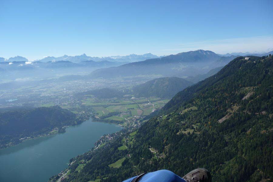 Panoramablick auf die Berge und einen klaren See in der Natur mit sanften Hügeln