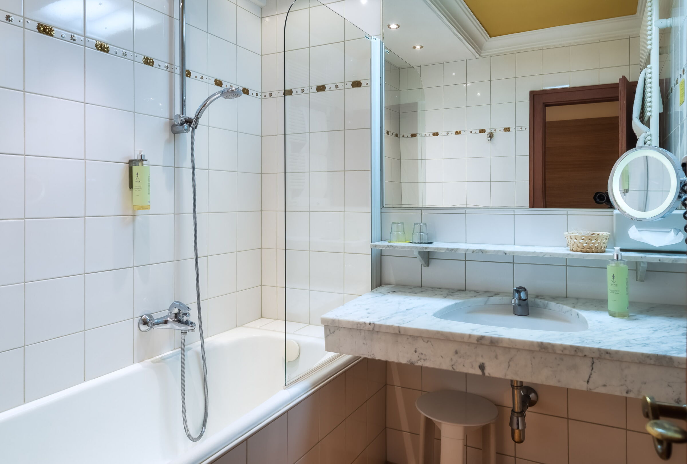 Modernes Spa-Badezimmer mit Badewanne, Dusche und Marmortischplatte zur Entspannung