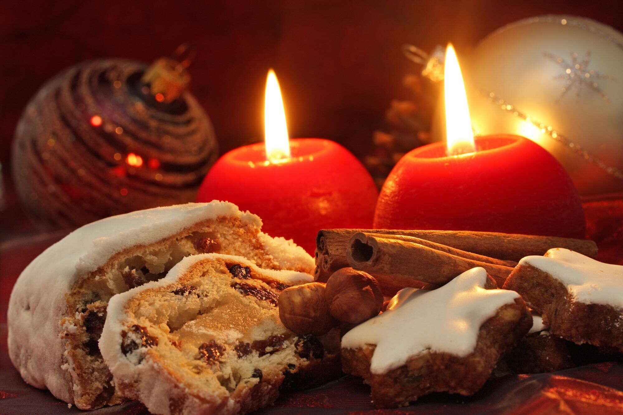Weihnachtliche Leckereien auf einem Tisch mit Kerzen und Dekorationen in entspannter Atmosphäre.