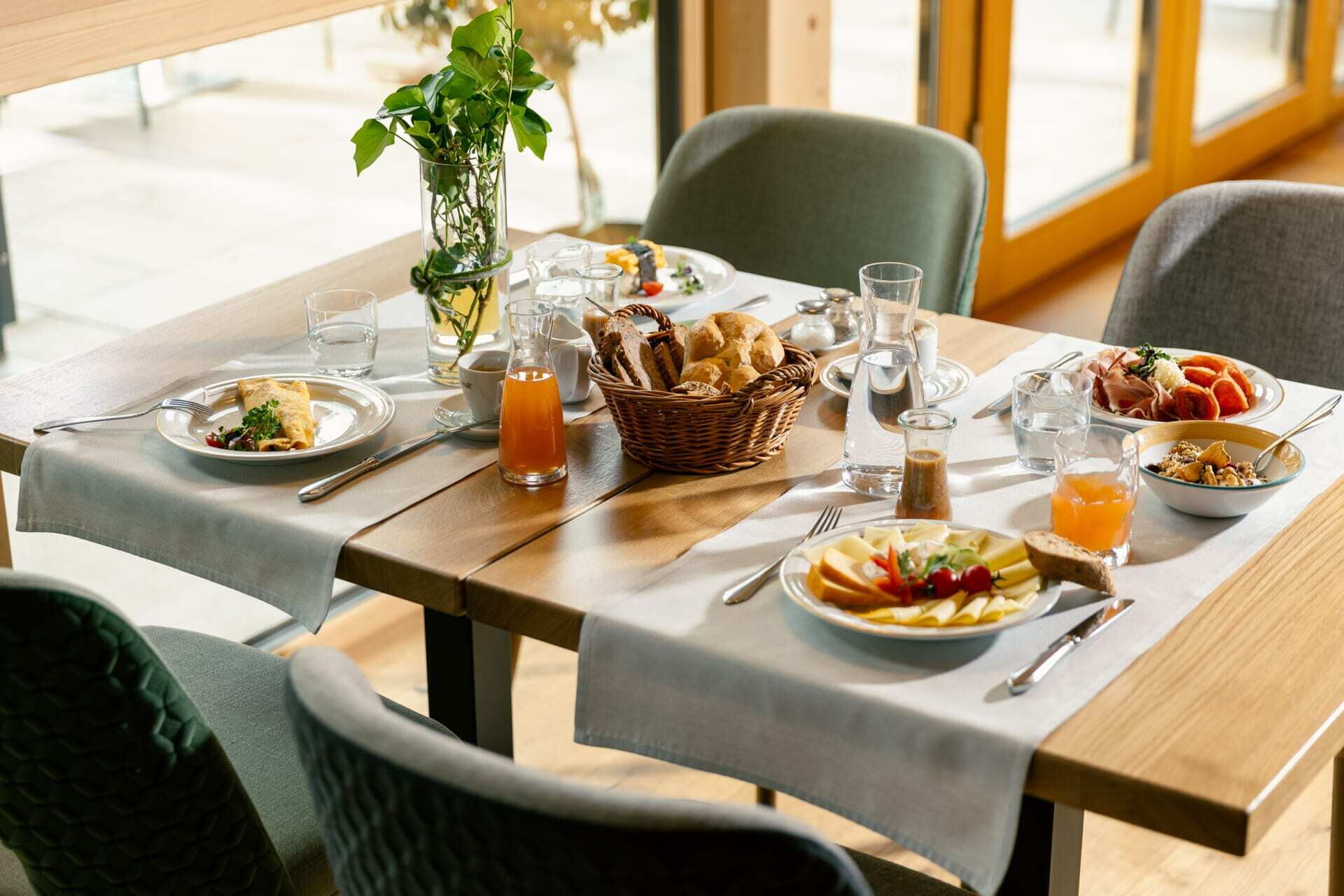 Ein schön dekorierter Tisch mit verschiedenen Frühstücksangeboten wie Obst, Gebäck und Getränken.