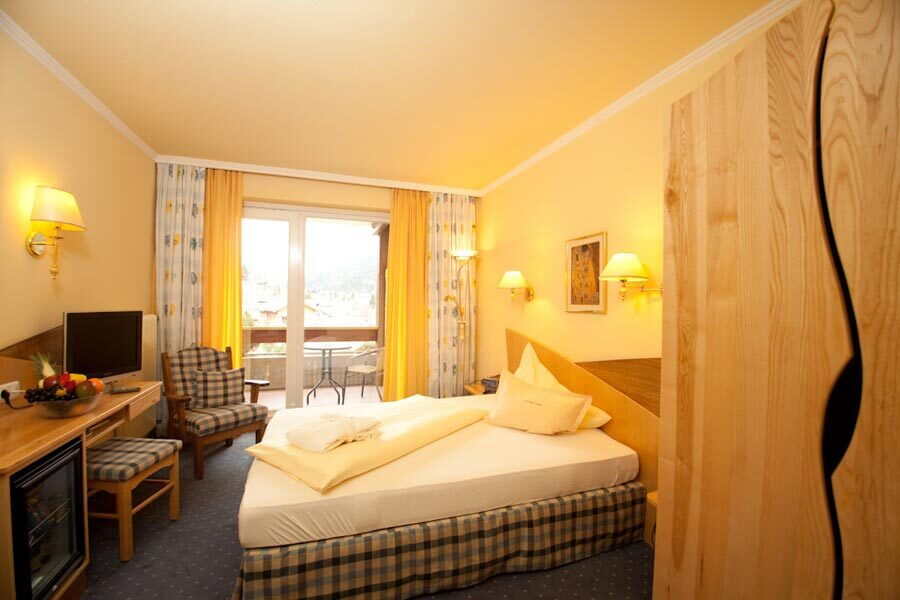 Gemütlicher Spa-Raum mit Bett und Sitzecke für Erholungssuchende in einem Hotelzimmer