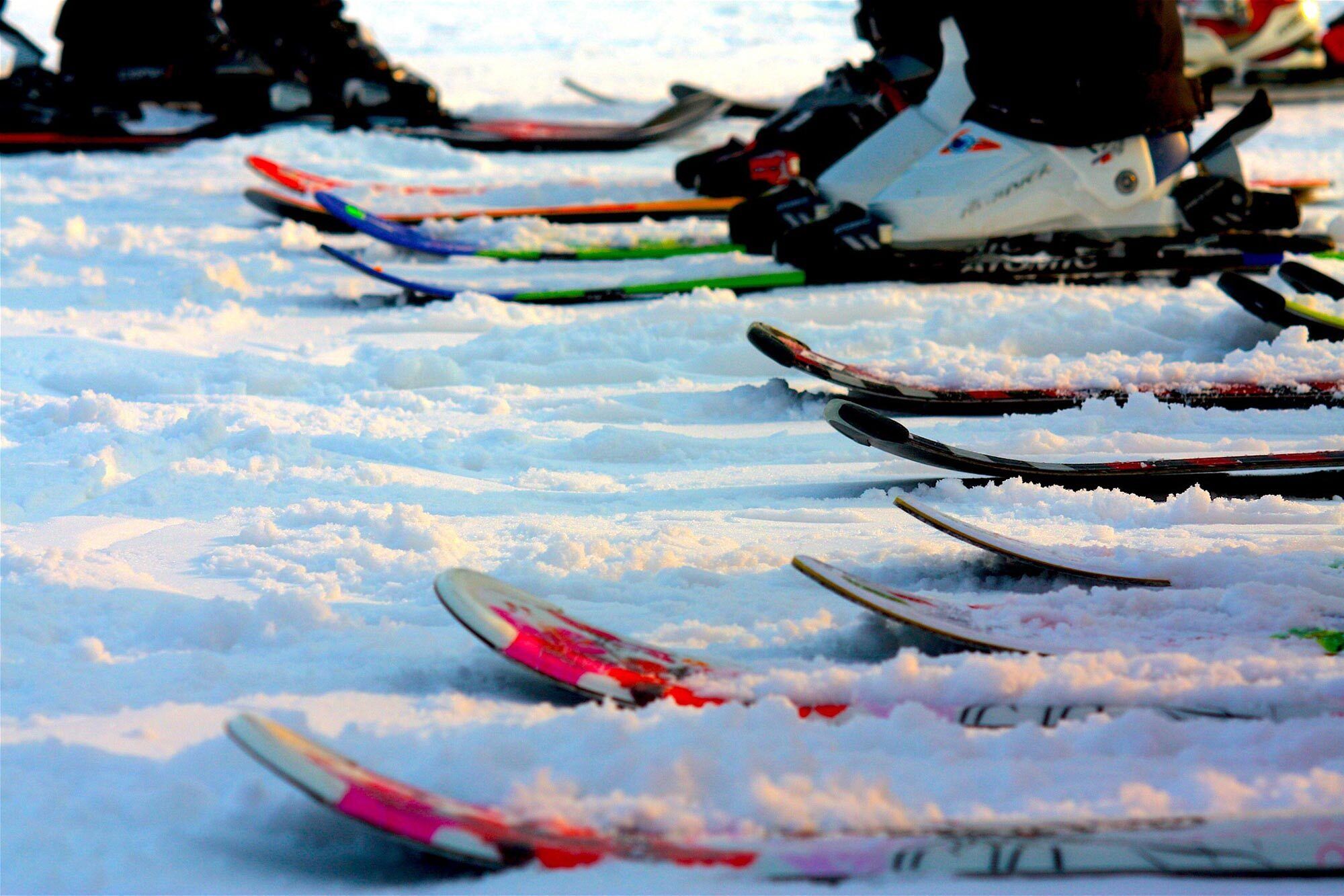 Skis und Skischuhe auf schneebedeckter Fläche bereit für den Einsatz in den Bergen