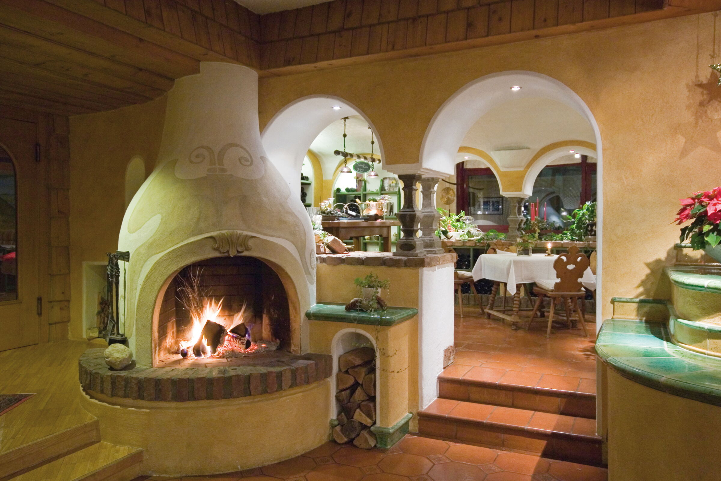 Wohlfühlbereich mit Kamin und einladender Atmosphäre im Wellnesshotel Prägant in Kärnten