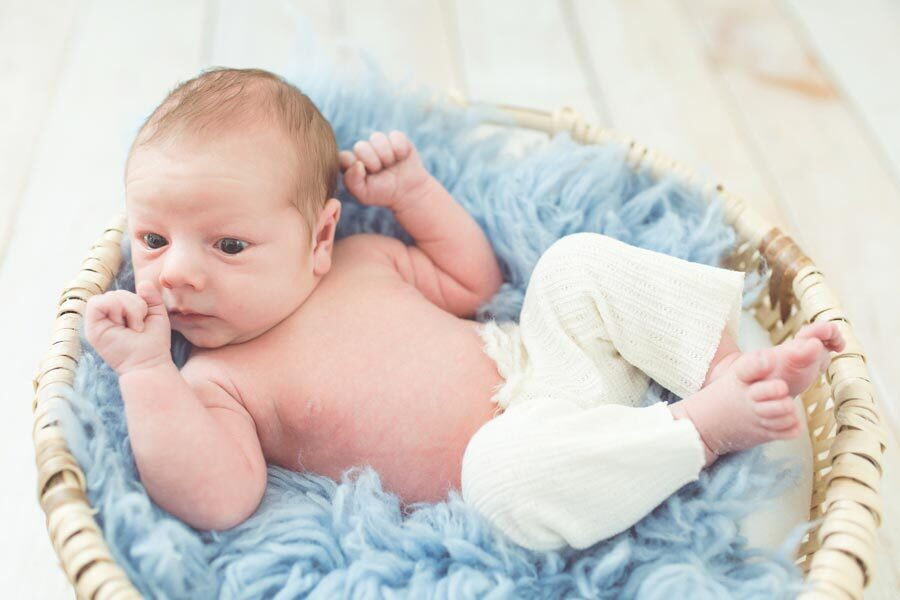 Il bambino Tobias sdraiato in una cesta.