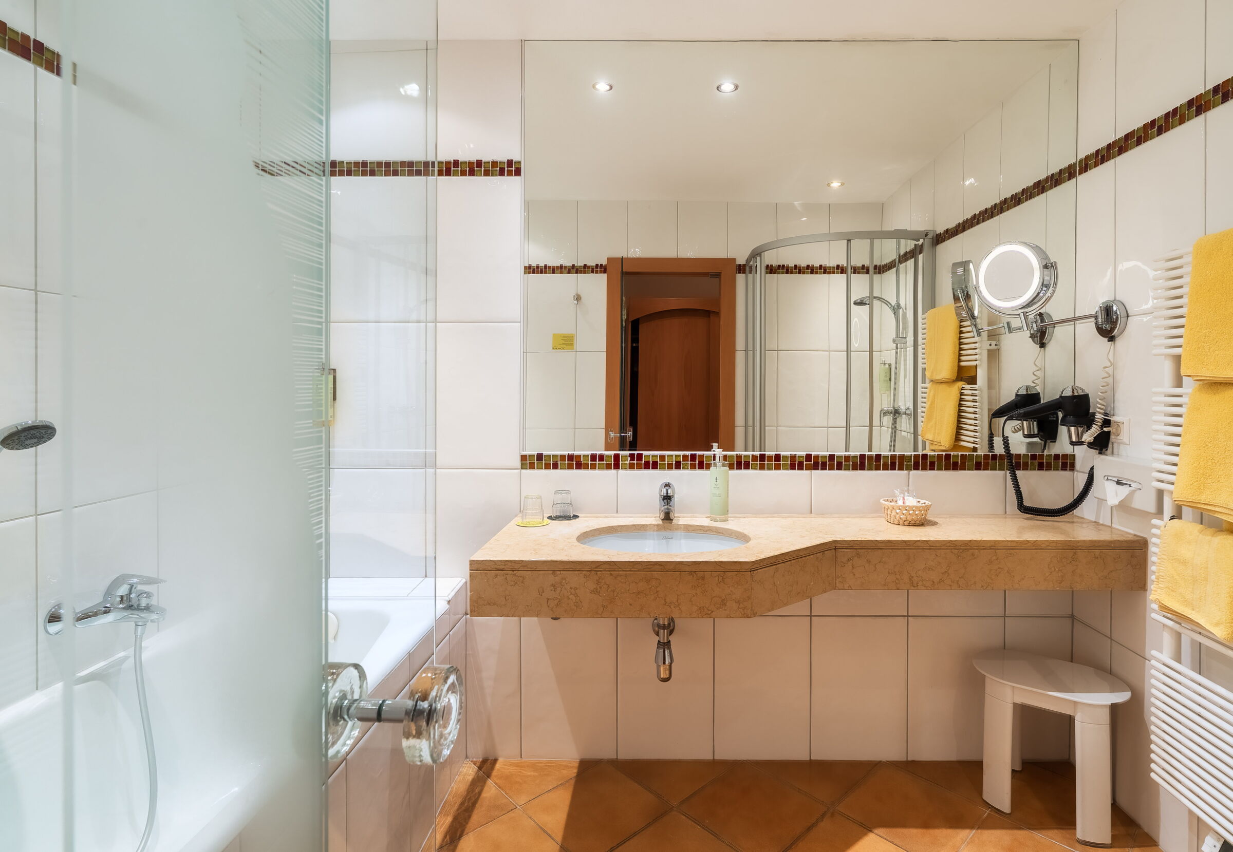 Modernes Spa Badezimmer mit Badewanne und eleganter Einrichtung für Wellnessanwendungen