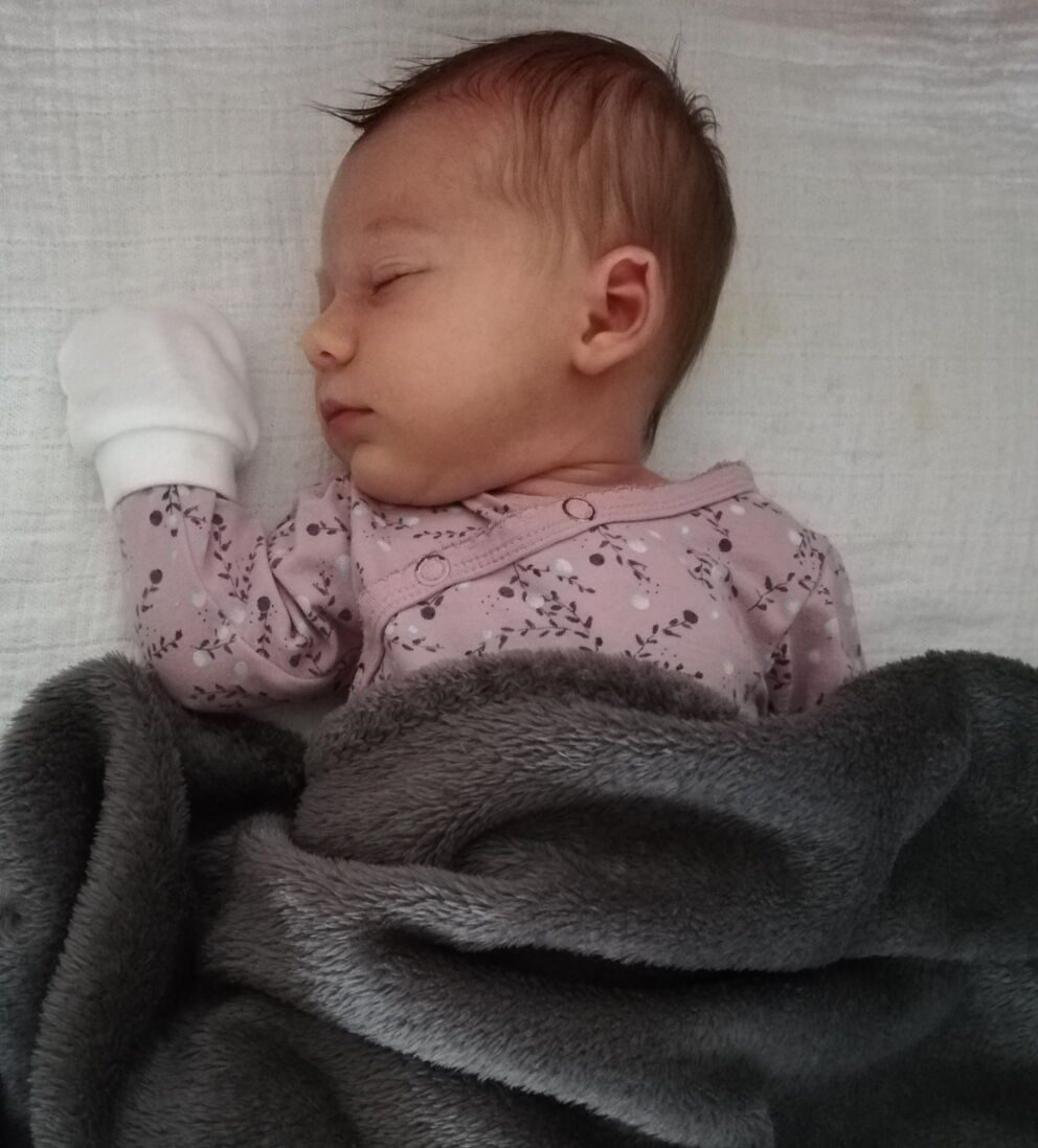 La piccola Hayley dorme.