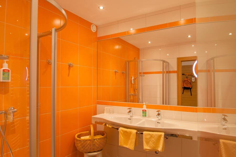 Eleganter Spa-Badebereich mit modernen Fliesen und Glasdusche für Entspannungserlebnisse.