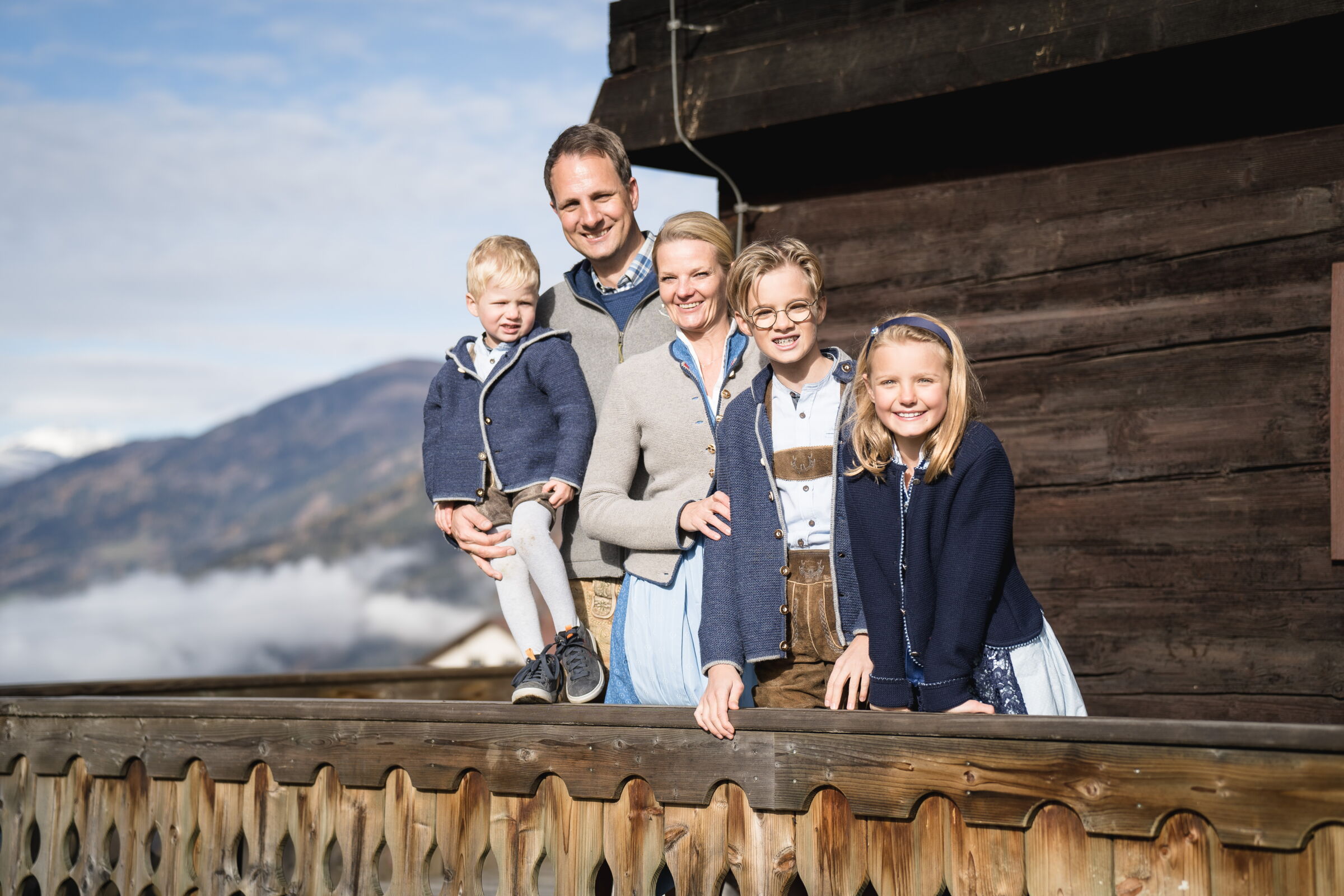 Familienfoto der Familie Prägant auf einer Almhütte in den Kärntner Alpen