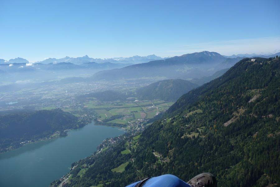 Panoramablick auf die Berge und einen klaren See in der Natur mit sanften Hügeln