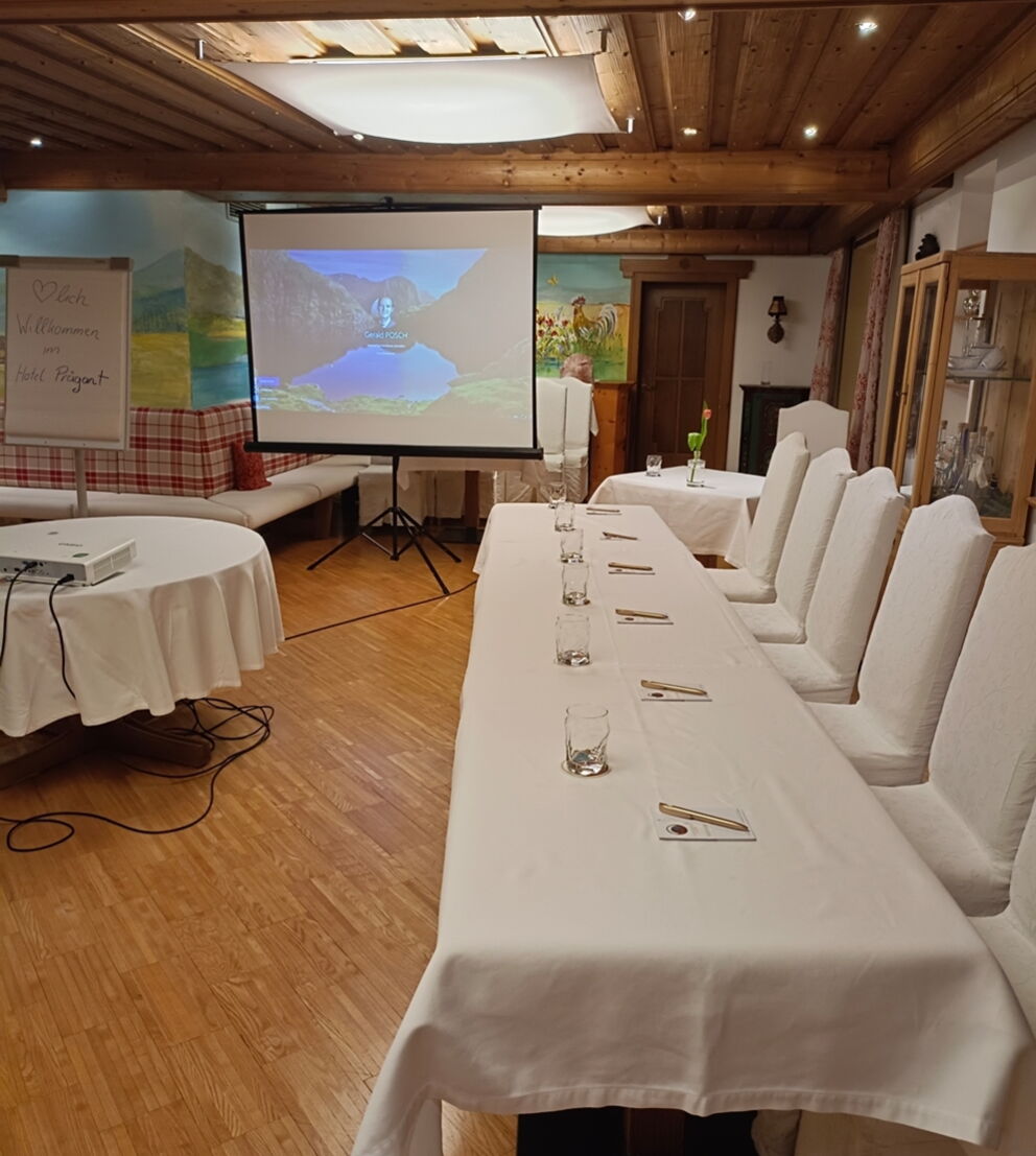 Konferenzraum mit langem Tisch und Stühlen in einem Wellnessbereich, geeignet für Veranstaltungen.