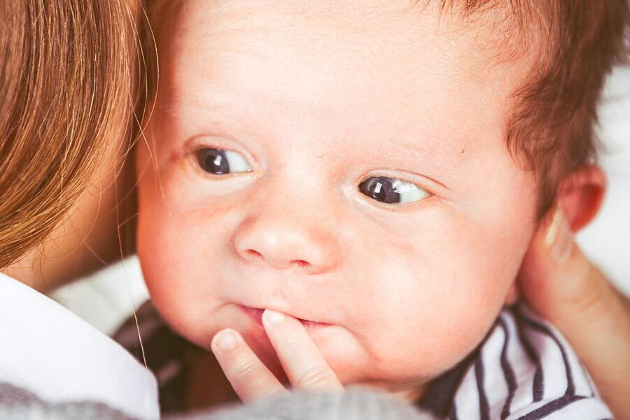 Il piccolo Ben abbracciato dalla mamma.