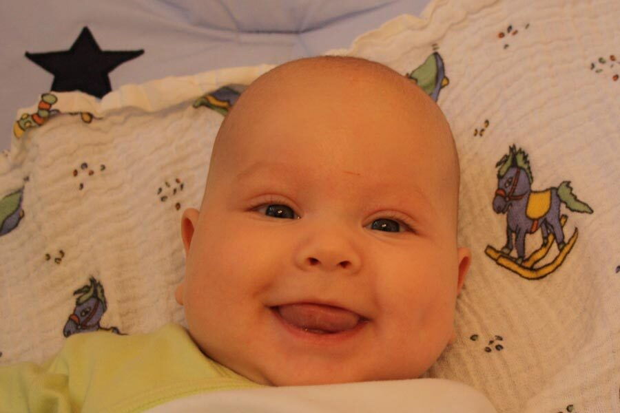 Il bambino Christian che sorride.