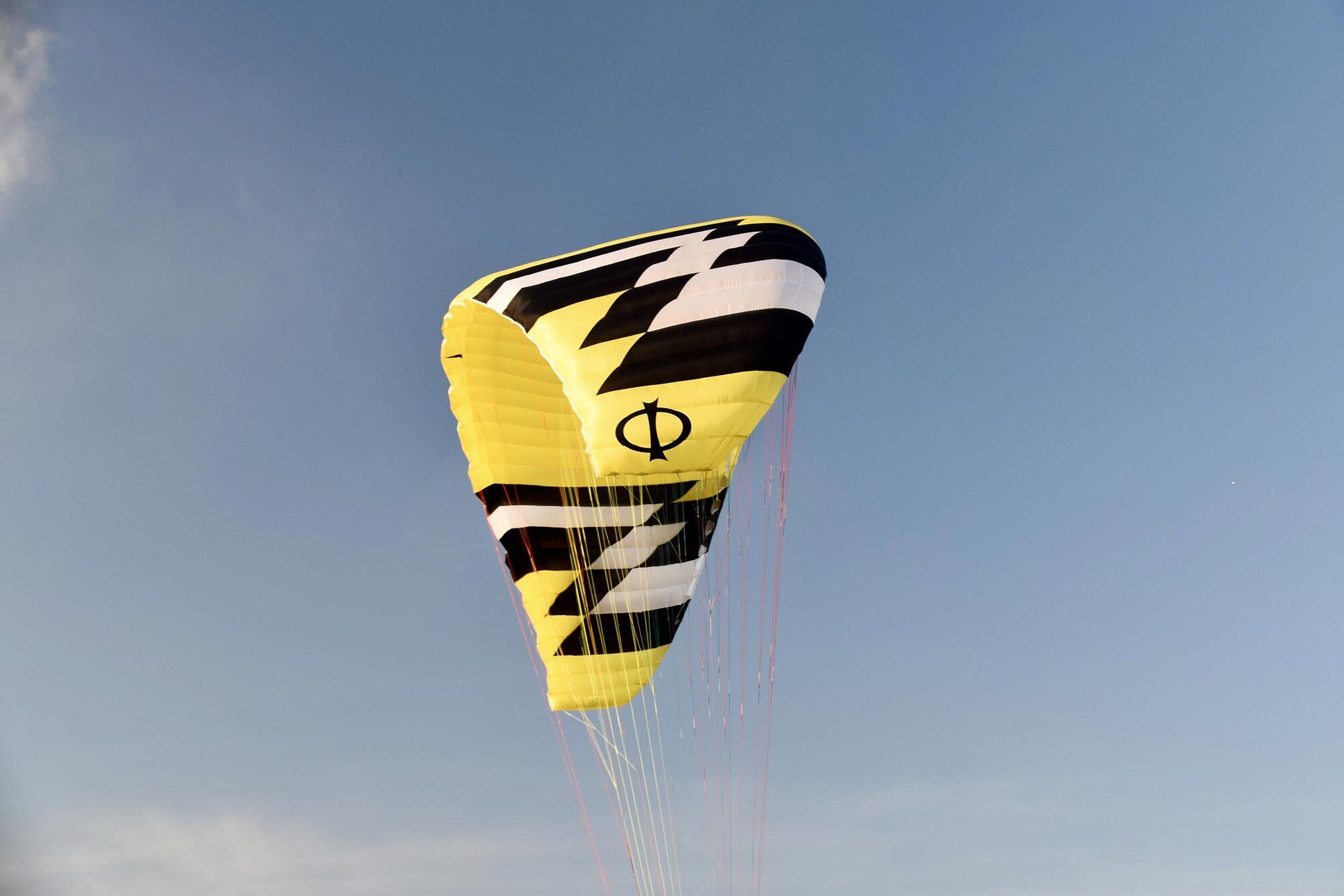 Schirm einer Paragleiters in der Luft