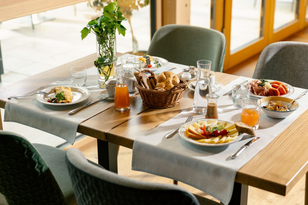 Frühstückstisch im Spa mit einer Auswahl an gesunden Speisen und Getränken für das Wohlbefinden.