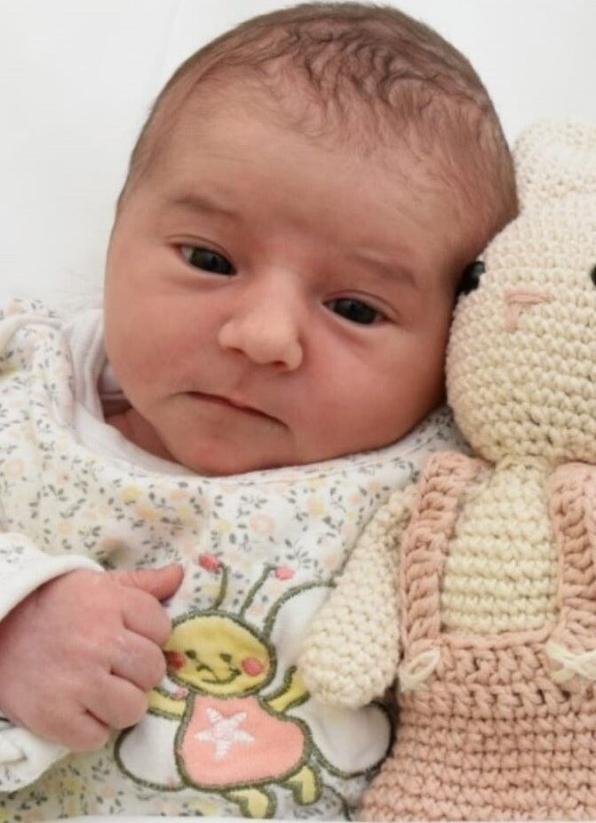 La piccola Katharina si coccola con il suo peluche.