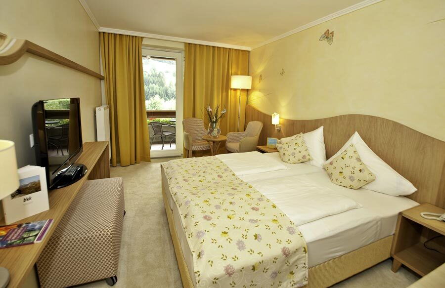 The room of the Classic double room is furnished in a modern style.