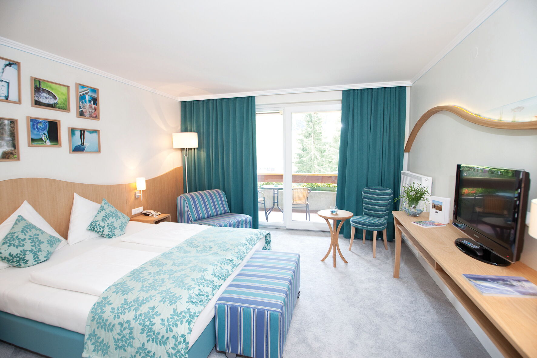 Luxuriöses Doppelzimmer mit Sitzecke und Balkon zur Erholung und Entspannung für Gäste
