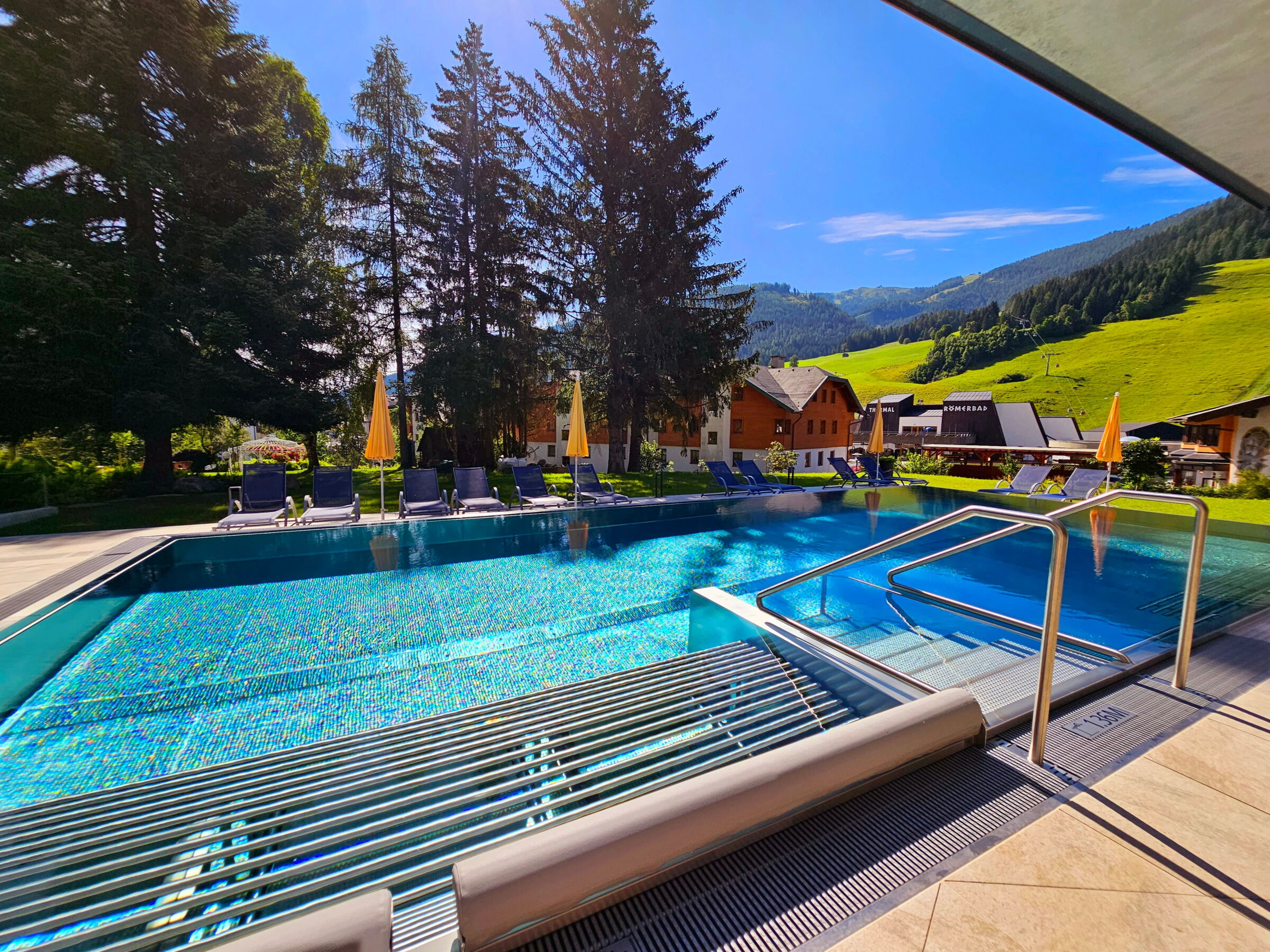 La piscina all'aperto dell'Hotel Prägant.