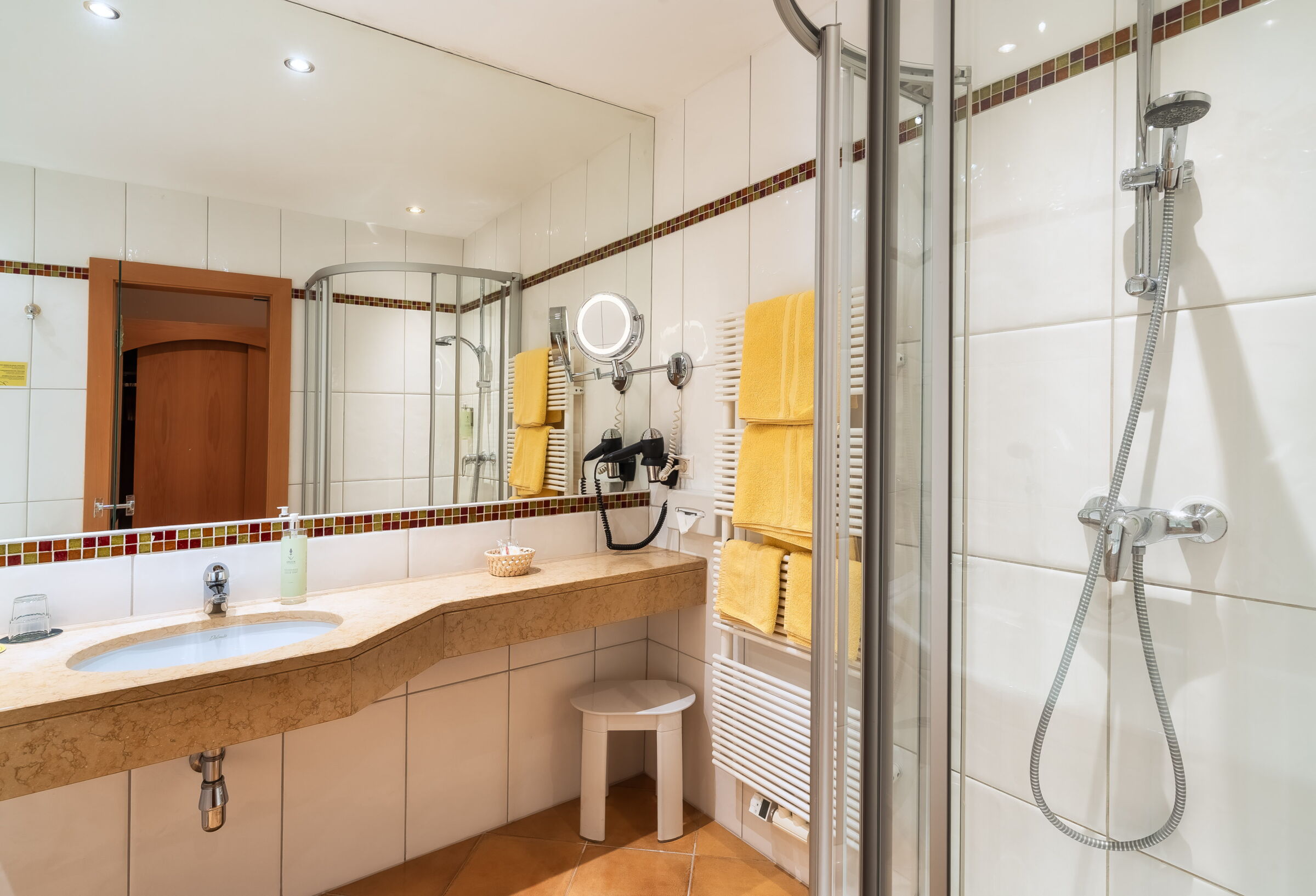Luxuriöses Spa-Badezimmer mit Wellness-Elementen für erholsame Momente und optimale Entspannung.