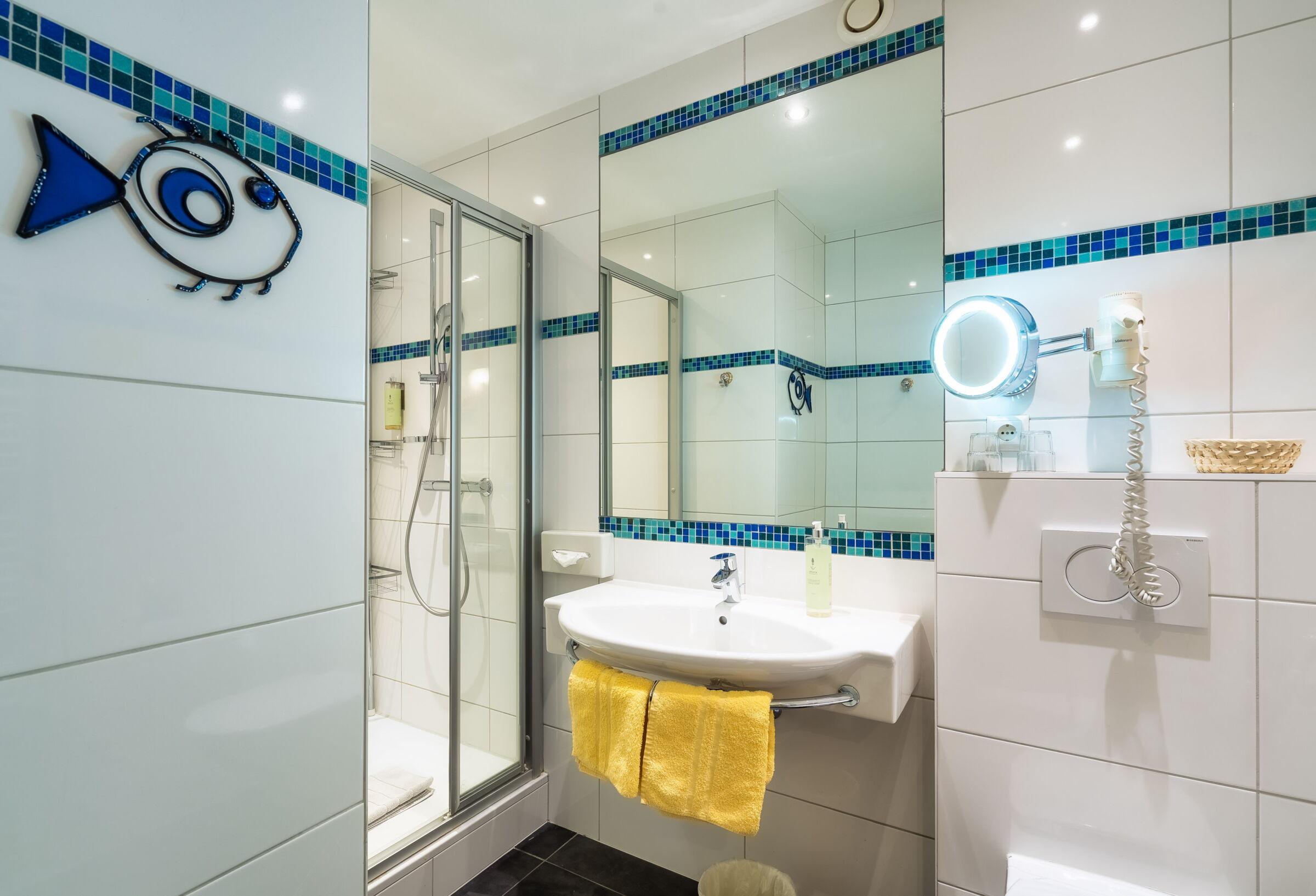 Modernes Spa Badezimmer mit Duschbereich und eleganten Designelementen für Entspannung.