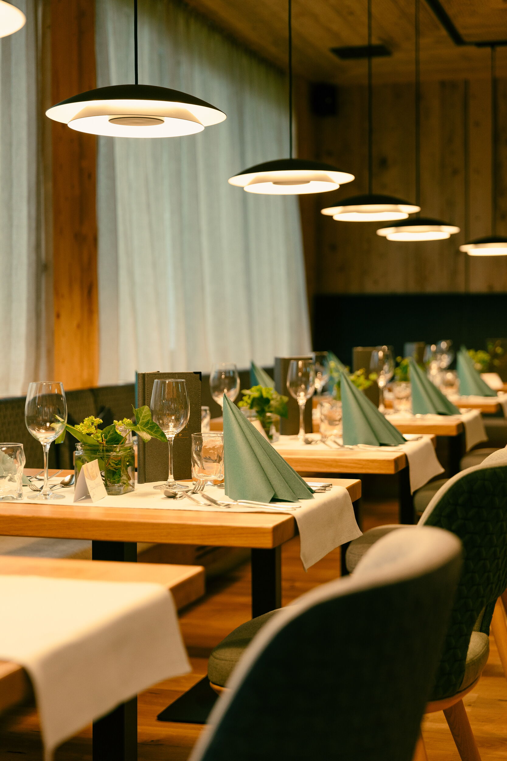 Einblick in ein stilvolles Restaurant mit elegant gedeckten Tischen und ambienter Beleuchtung