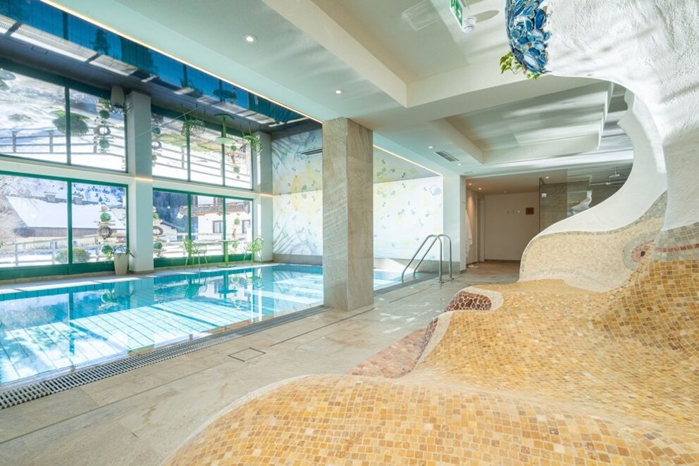 Il solarium e la piscina coperta dell'Hotel Prägant; © Mathias Prägant