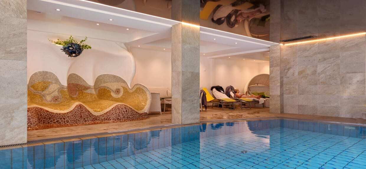 Moderne Spa-Umgebung mit Innenpool und Ruhebereich, dekorative Elemente sichtbar