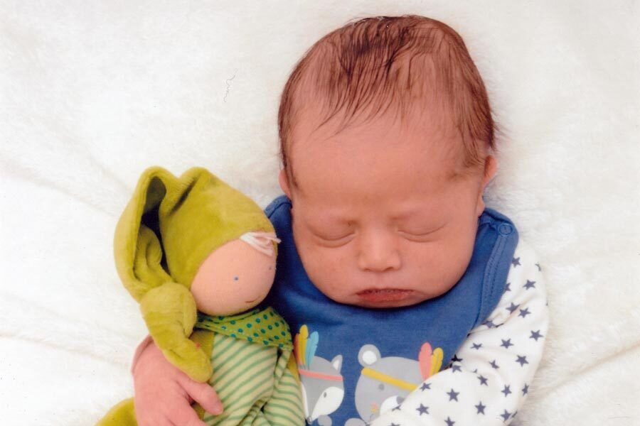 Il piccolo Jakob dorme con un peluche in braccio.