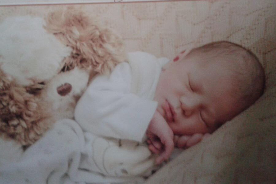 Il piccolo Jacob sta dormendo e accanto a lui c'è un peluche.