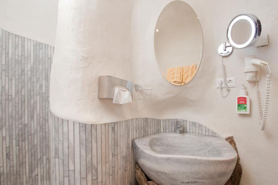 Luxuriöses Spa-Bad mit modernem Design und Marmorwaschbecken für Wellnessmomente.