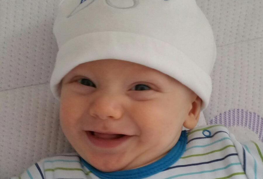 Il bambino Luis che sorride.