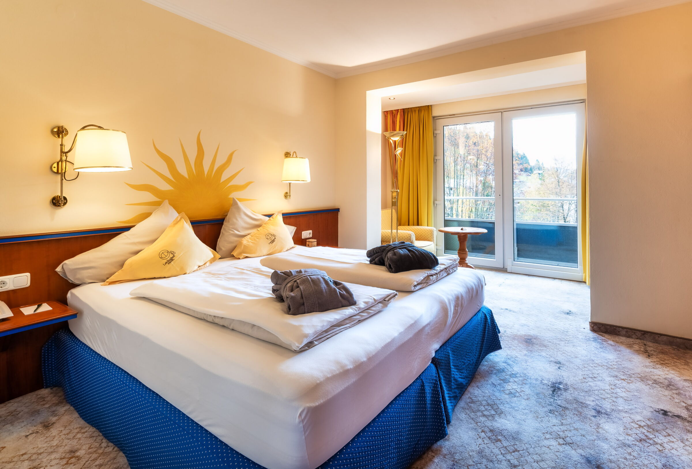 Gut gestaltetes Spa-Zimmer mit Doppelbett und warmem Licht zur Entspannung nach einem langen Tag.
