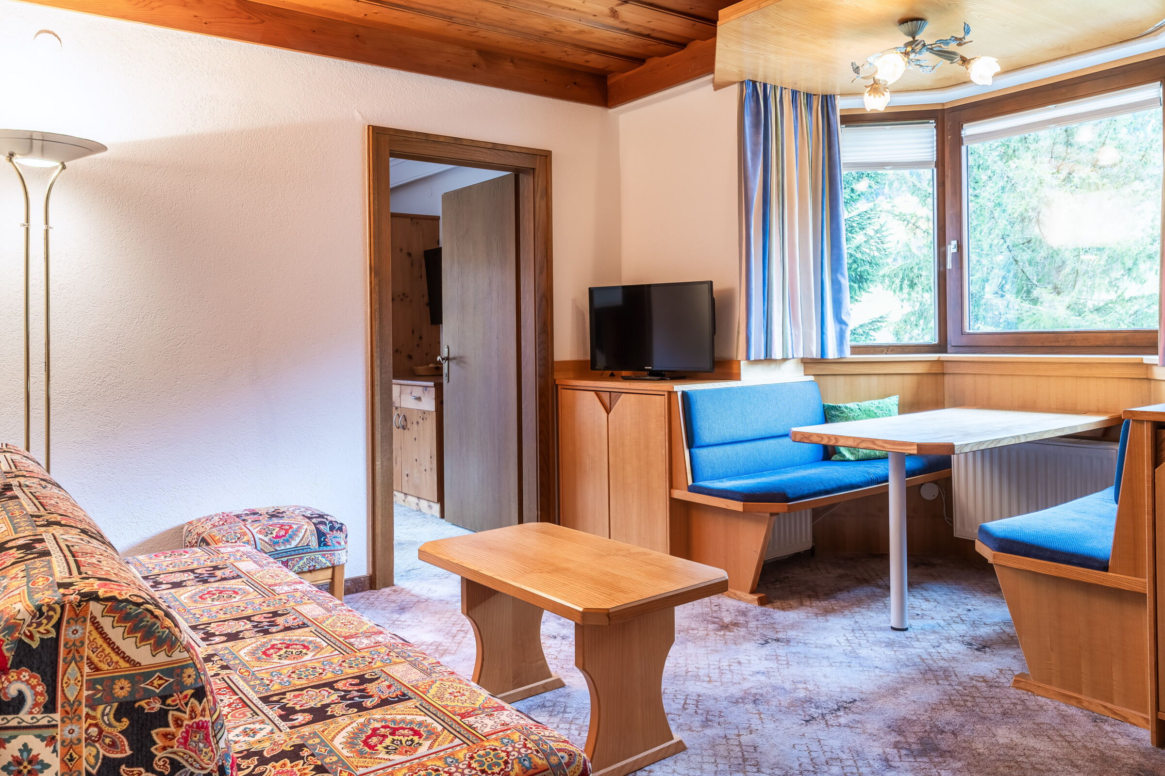 Gemütlicher Ruheraum mit Sitzgelegenheit und natürlichem Licht im Spa-Bereich des Hotels