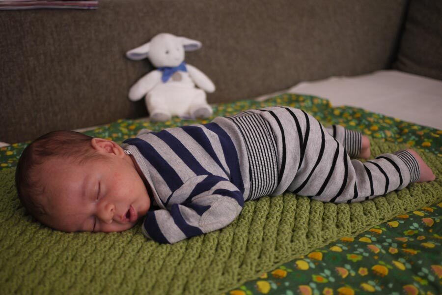 Il piccolo Dominik dorme.