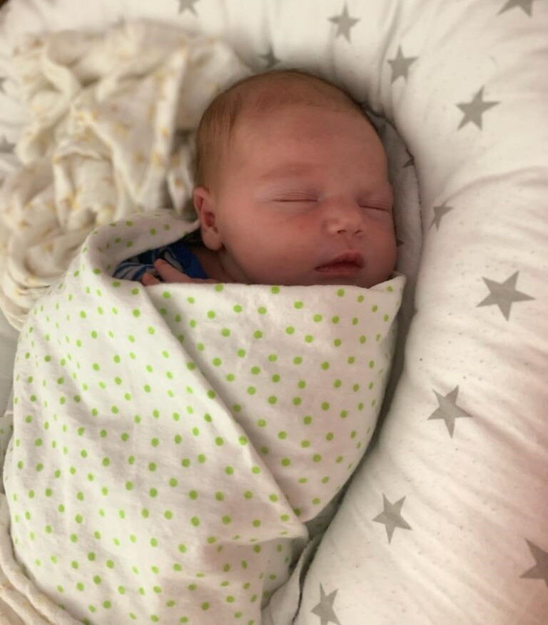 La piccola Franziska dorme avvolta in una coperta.