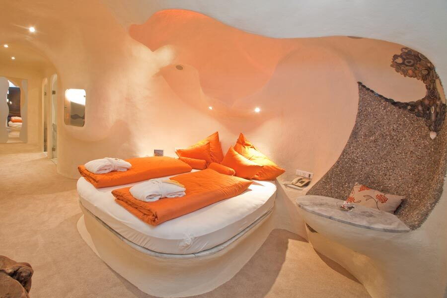 Helles Spa-Zimmer mit gemütlichem Bett und sanfter Beleuchtung für Wohlfühlmomente