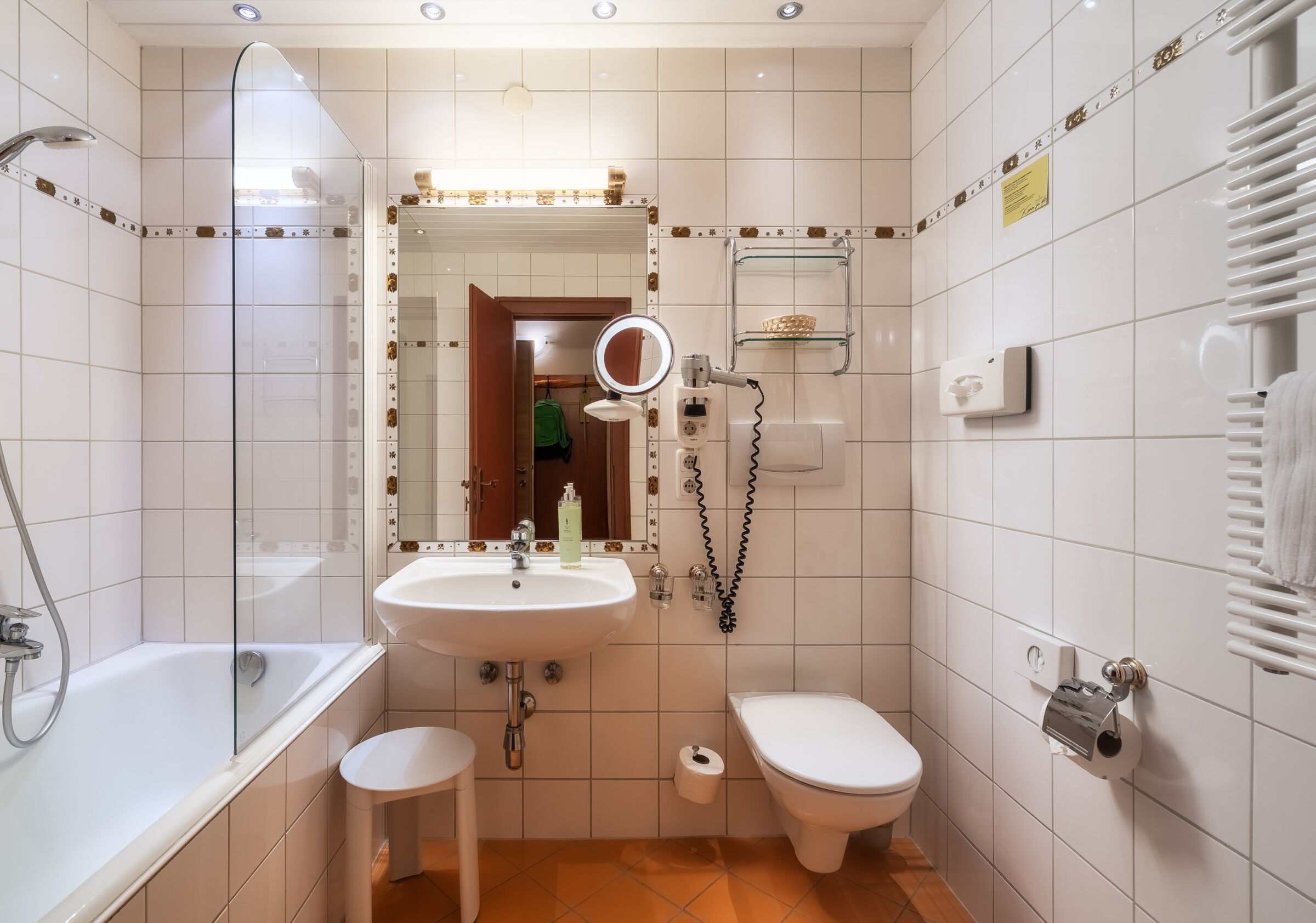 Moderne Spa-Badezimmer mit Badewanne und Waschbecken in stilvollem Design zur Entspannung