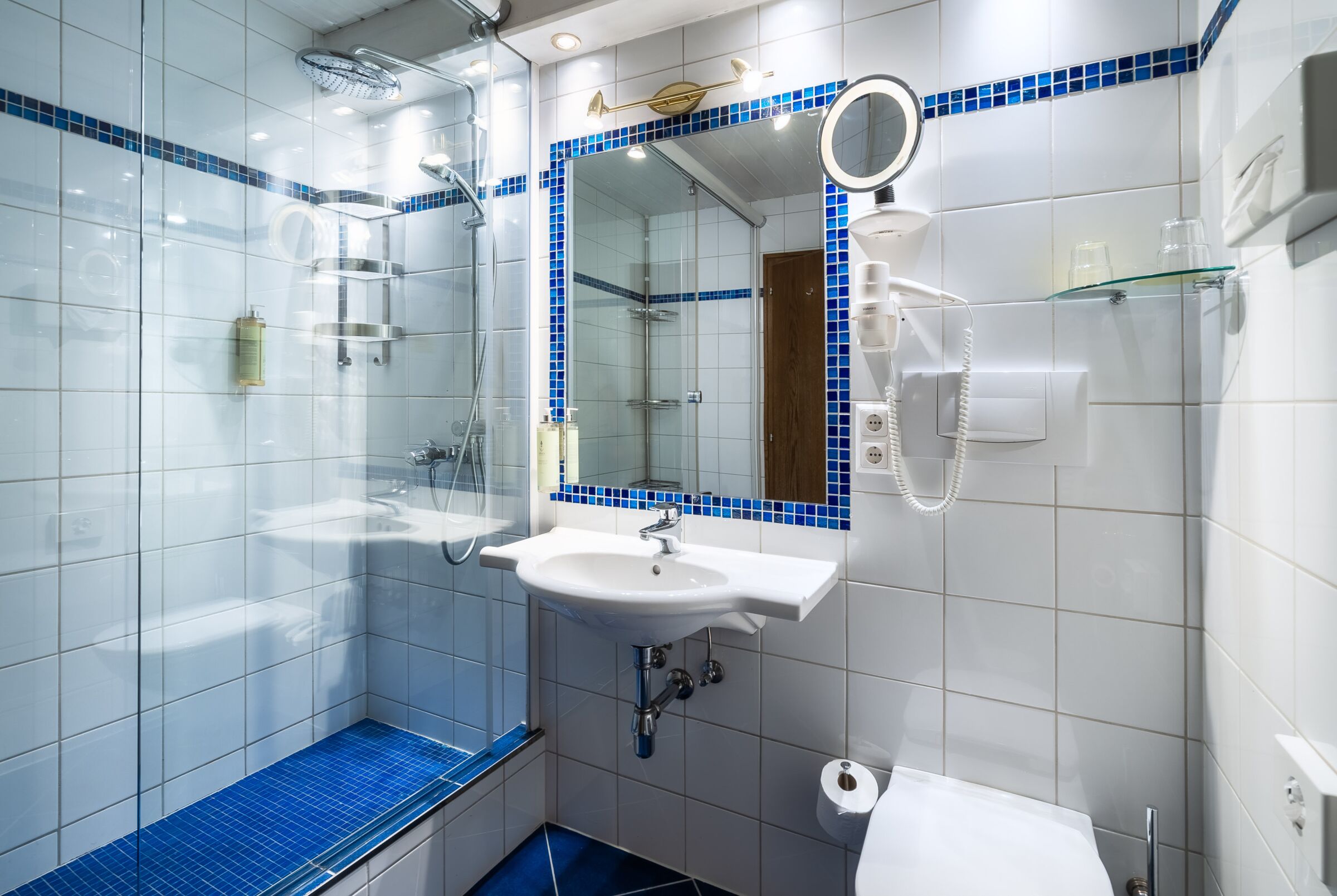 Wellnessbad mit minimalistischer Gestaltung und entspannendem Ambiente für Gäste