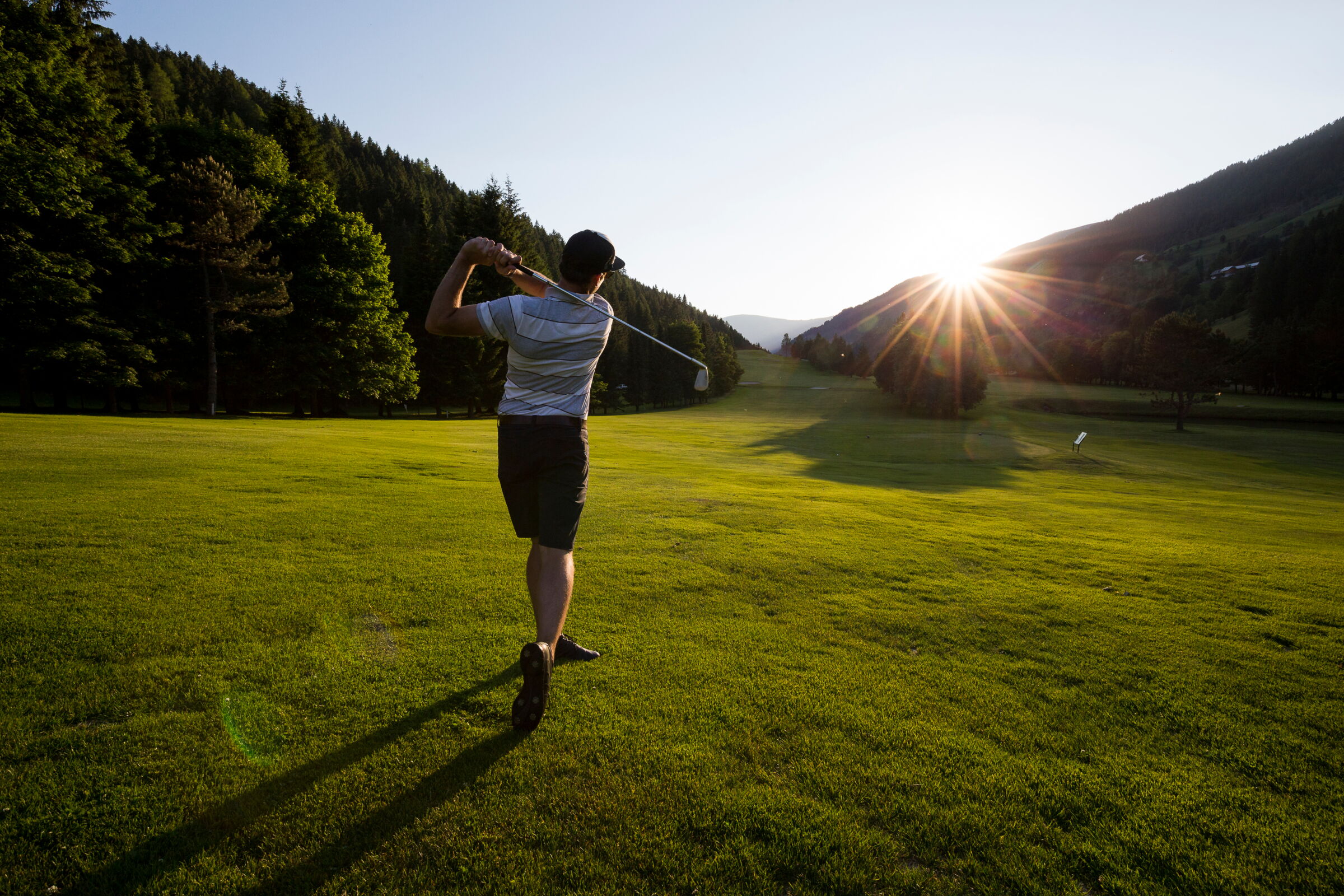 Spieler auf dem Golfplatz in Bad Kleinkirchheim während eines Turniers mit Bergen im Hintergrund