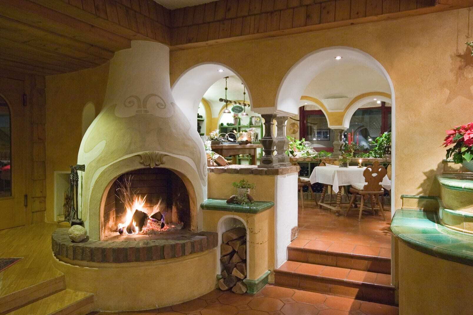 Ein großer Kamin in einem einladenden Restaurant mit Tischen und mexikanischem Stil im Inneren.