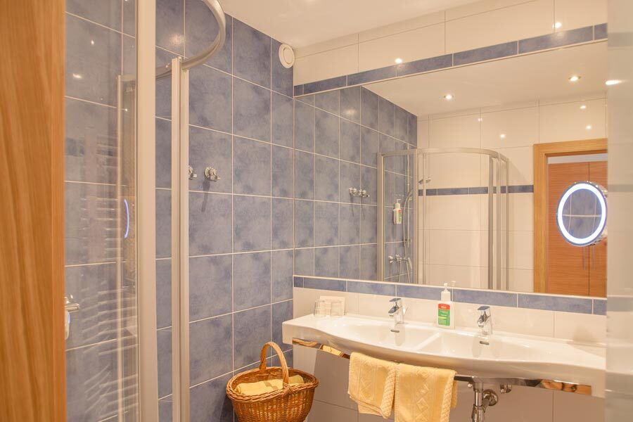 Modernes Spa-Badezimmer mit Dusche und Doppelwaschbecken in eleganter Einrichtung
