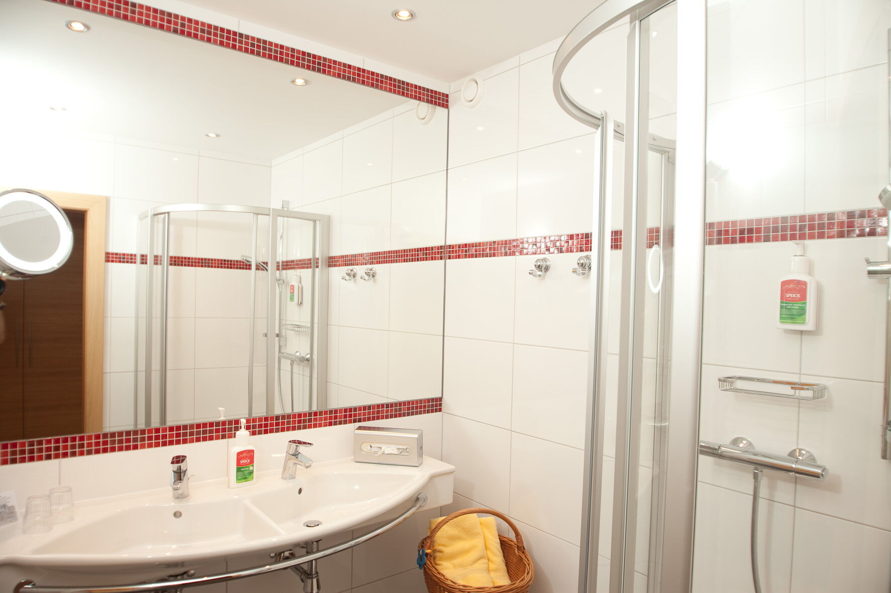 Schickes Spa-Badezimmer mit Dusche und gepflegtem Waschbereich für Wohlfühlmomente