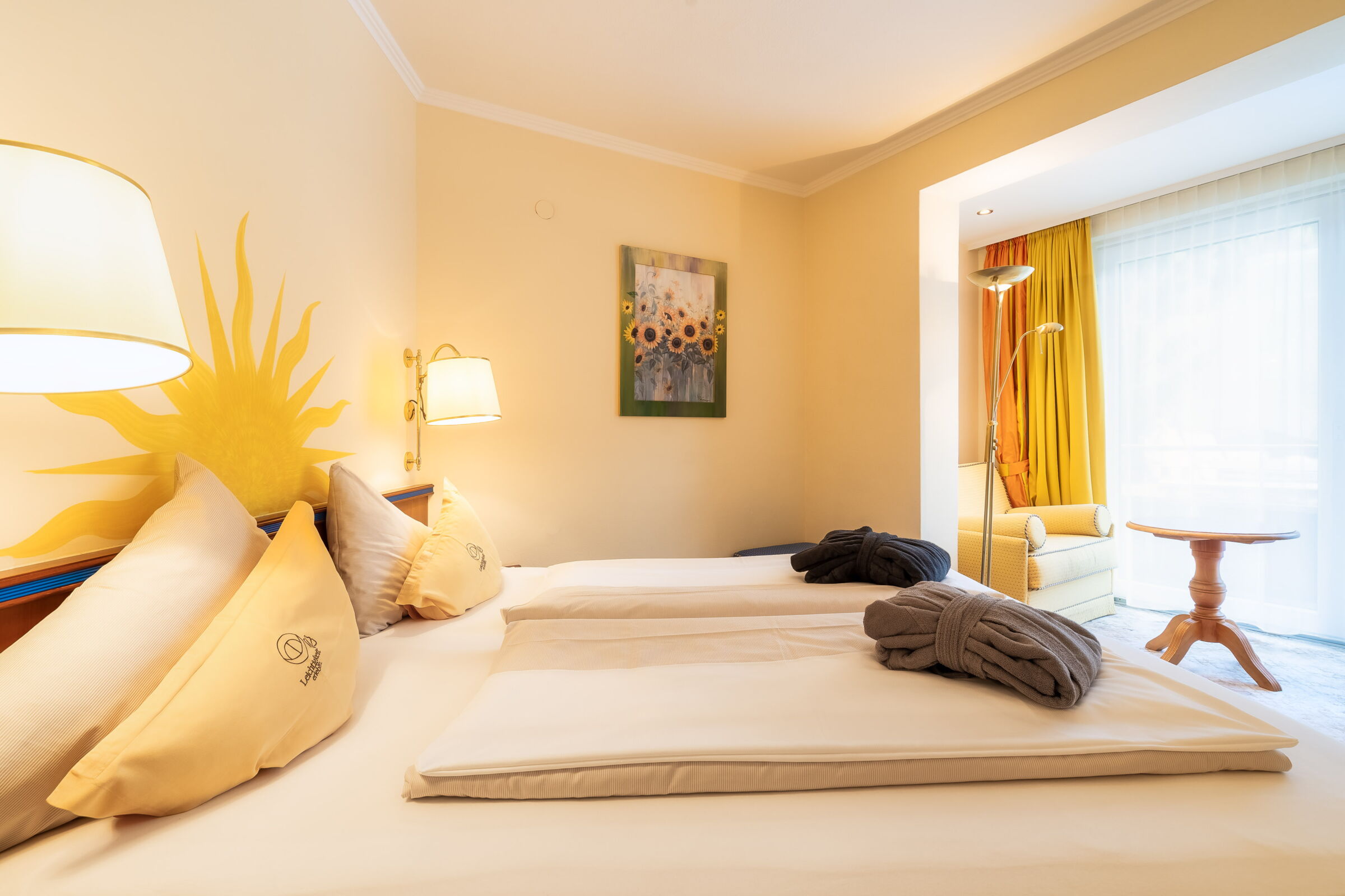 Helle und einladende Spa-Raum mit Doppelbett und gemütlicher Sitzecke für Erholungssuchende