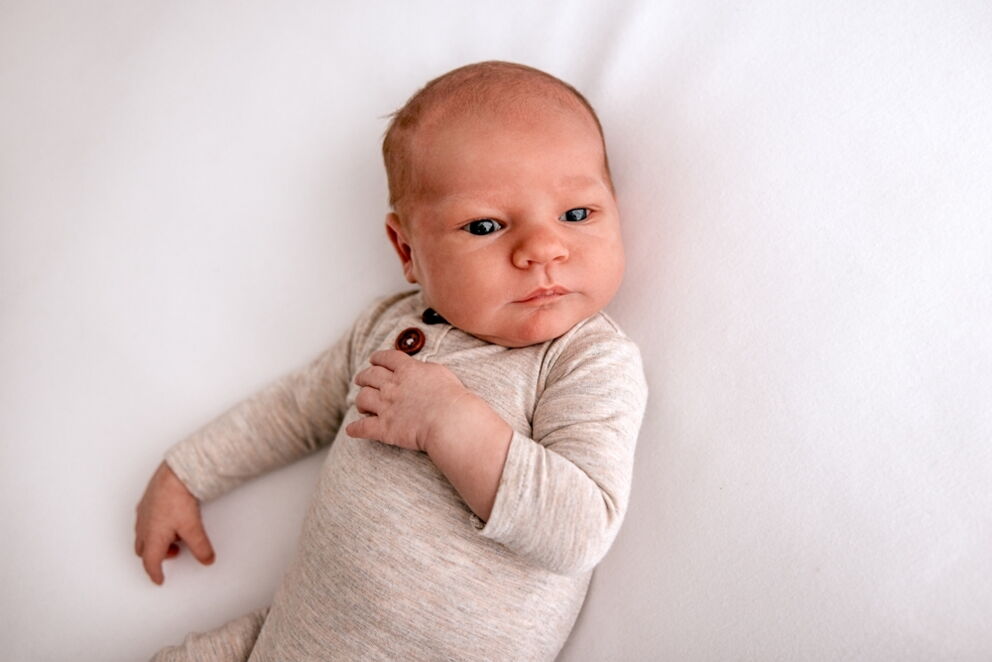 Il piccolo Massimiliano sdraiato su una coperta.