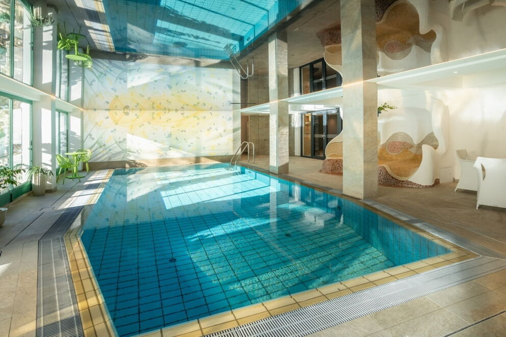 The indoor pool in the wellness area of the Hotel Prägant;© Mathias Prägant